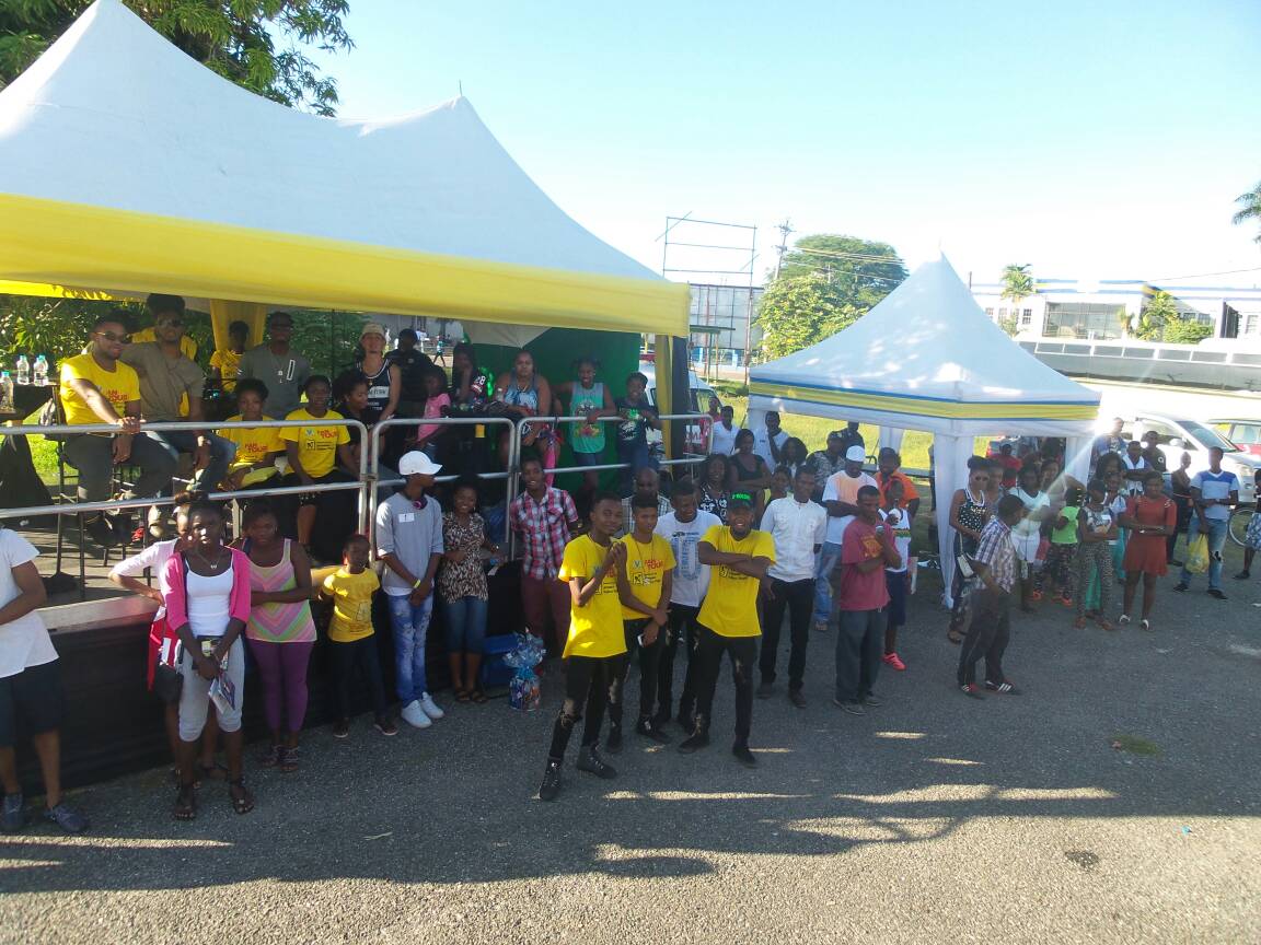 YourViewAwards's tweet photo. LOVING this crowd's vibe here in Westmoreland! #YoungHotHype #FanLoveTour #YVAsItsLit https://t.co/oK6x3aOWI3