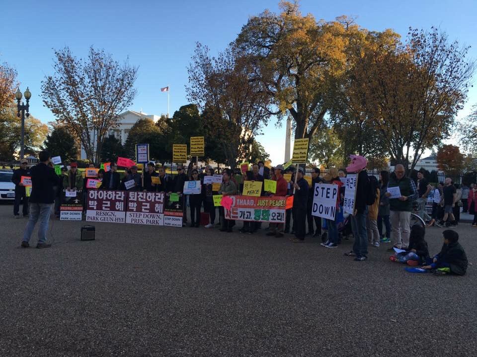 지금 미국 워싱턴 백악관 앞에서도 교민들이 박근혜 하야 집회를 열고 있습니다. 바로 뒤에 박악관 건물이 보이죠? 그럼에도 누구하나 내쫓지 않습니다. 우리가 청와대 앞에서 집회할 날이 올까요? 경찰들아 잘 봐둬라!