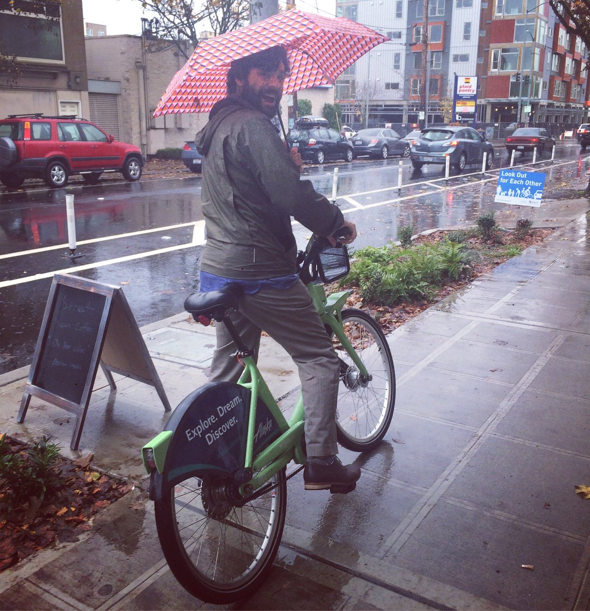 familyride's tweet image. People don&apos;t bike in rain, it&apos;s too hilly to bike in Seattle, Seattleites don&apos;t use umbrellas. @seabikeblog breaking all the stereotypes!
