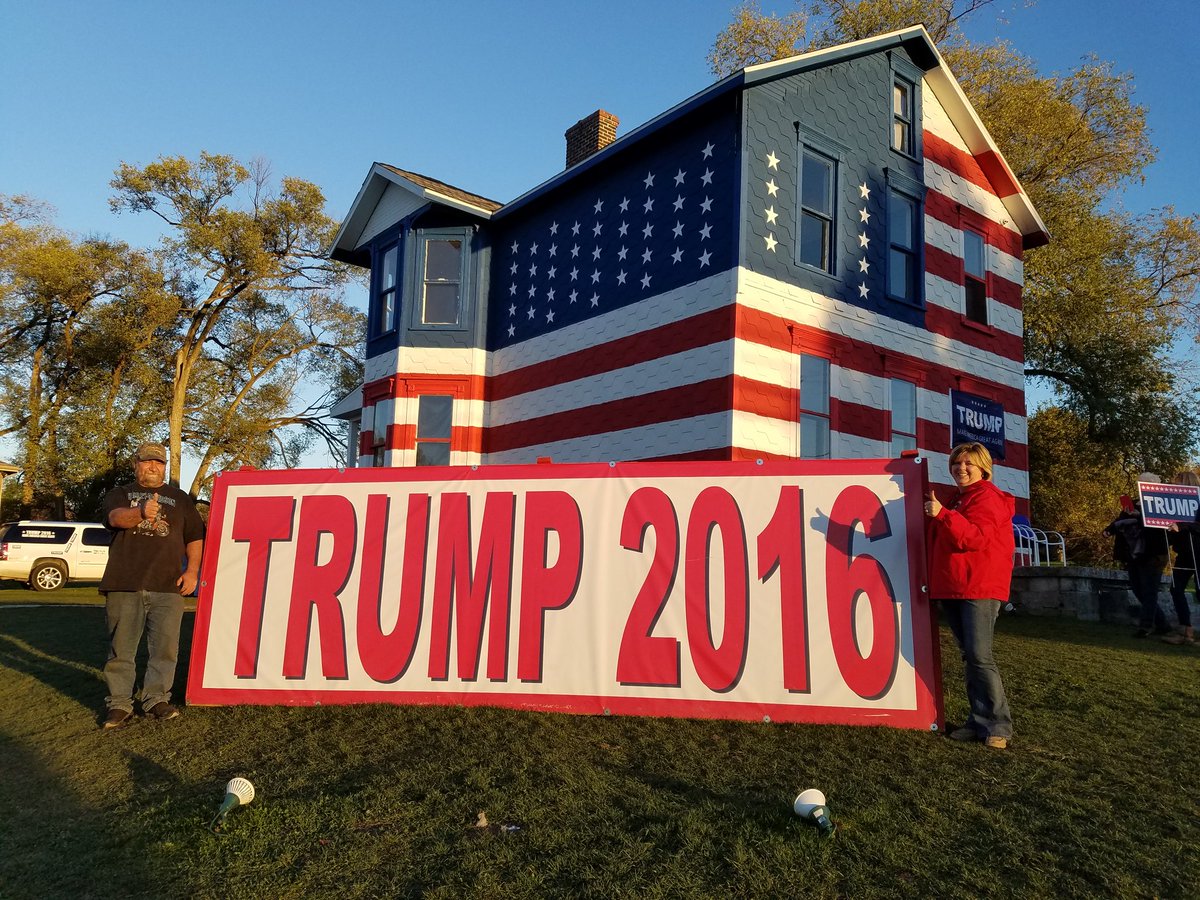 BrendGlx's tweet photo. Visiting the Trump house in Youngstown!!! Over 2000 people just today!!! https://t.co/iR69pIQyvU