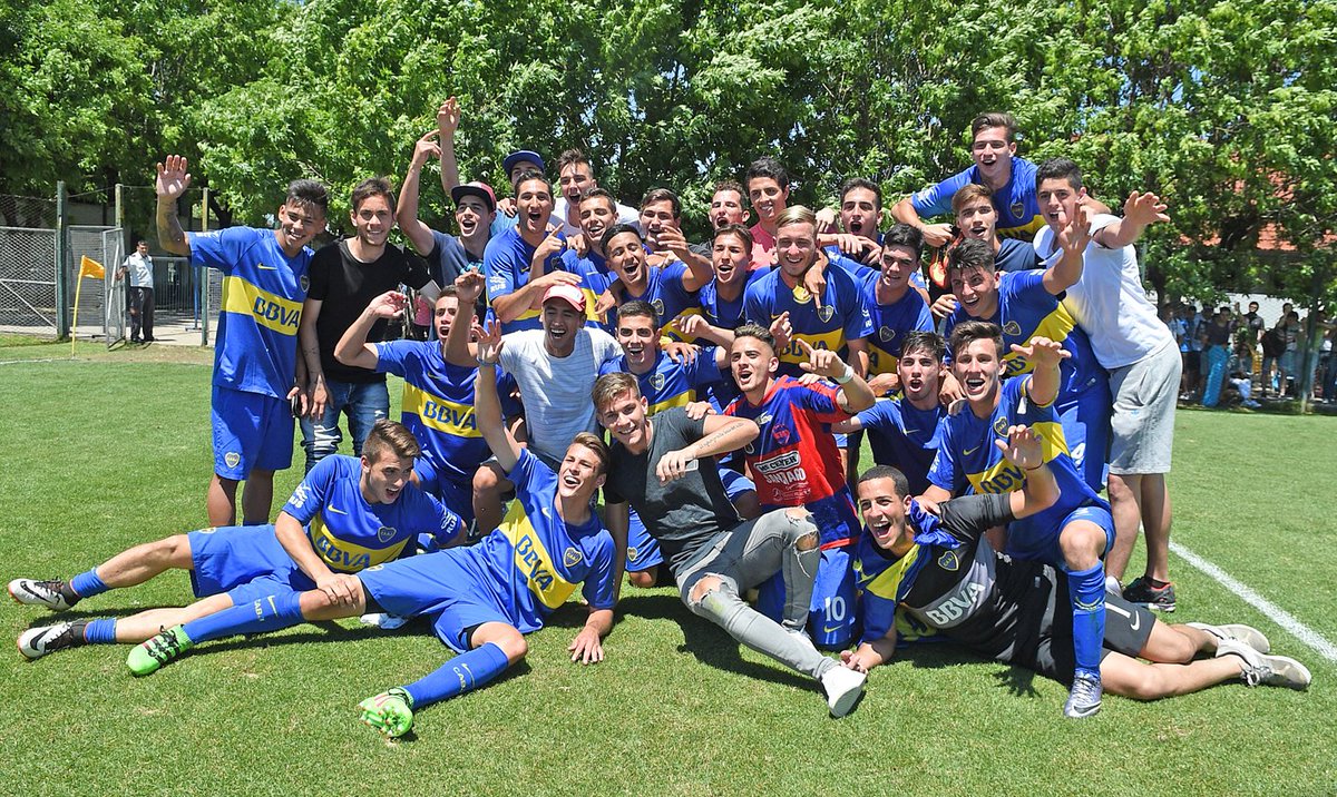 BocaJrsOficial's tweet photo. #Juveniles ¡Acá está el campeón! El festejo de la #Quinta tras quedarse con la Copa Campeonato. https://t.co/nZVyRTBajf
