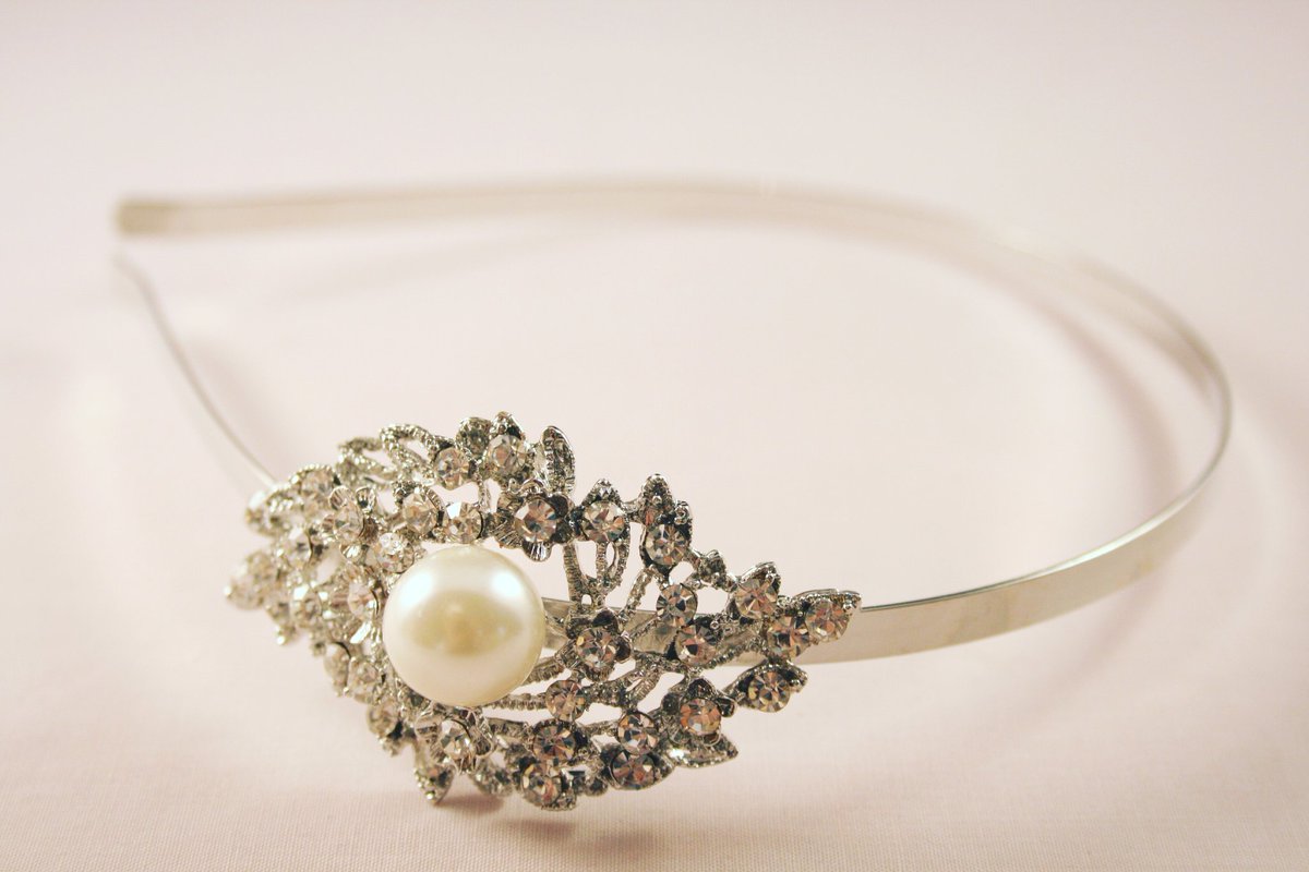 Love love love!!! #wedding #bride #bettyrose #tiara #princess #crystal #stunning #headband #bridalaccessories 

bettyrosebridal.com/collections/al…