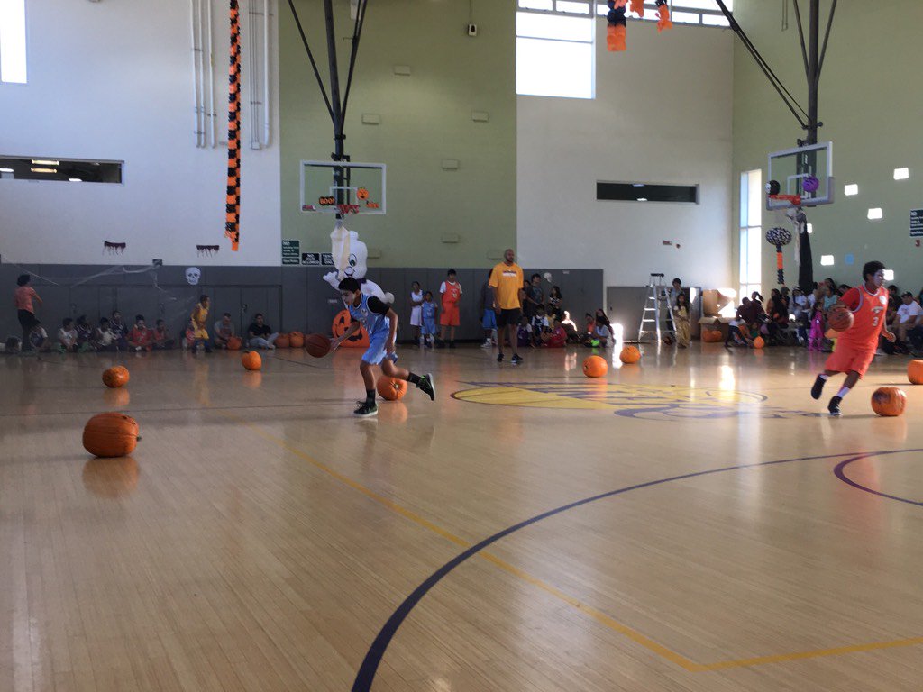 Lakers Community On Twitter A Belated Halloween Themed Bball Clinic Drills W Brian Cook For Heartofla Kids Team Ghost V Team Frankenstein