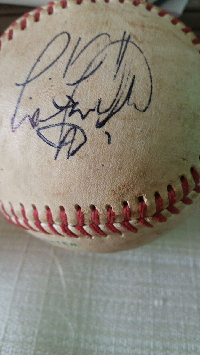 JulioJusto02's tweet photo. Quisiera saber quien firma esta pelota, pertenece a un santiaguero de hace mas de 20 años. https://t.co/X6dTmFNrw3