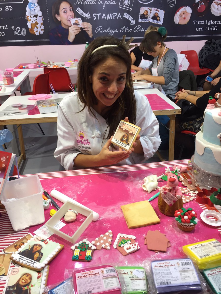 agnystar's tweet photo. #BiscottiCreativi #MissCake ha stampato un biscottino appositamente per @momentosera 🍰🎂🍰🎂🍩🍪🍩🍪@AbilmenteFiera #cakedesign https://t.co/KACF58B1kF