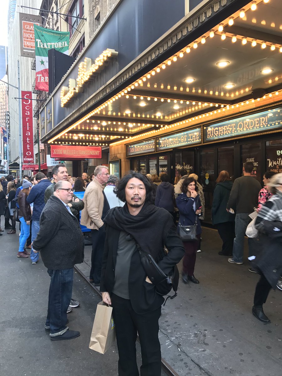 マンボウやしろ A Twitter ピース綾部 を探してニューヨークへ とりあえず今最も流行っていると言われているミュージカル ウエイトレス に来てみた ここに綾部がいなければまた別のショーを観に行来ます O 昼からビール2杯してマンボウ