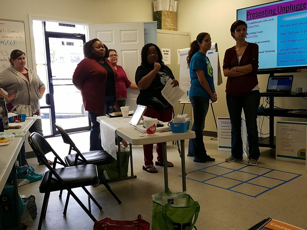 karlaAC2's tweet image. @tede4cs @m_d_booneTeachers modeling an Unplugged Lesson...#cs4tx #weteach_cs #code.org