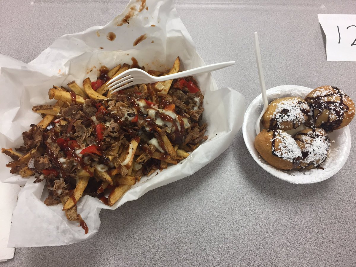 jessarae99's tweet photo. #FoodTruck for the win! #edcampkc #friedoreos 😋 https://t.co/oqiOZPcnRZ