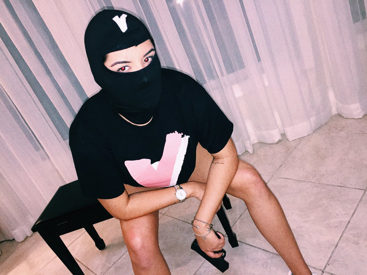 VRVIBES's tweet photo. V Logo Tee || V Logo VIBES mask || 📸 by @wavythecreator_ || #fashionblogger || #fashionweek || #Supreme || #Houstonfashion || #womenswear https://t.co/mzOrTG5XQU