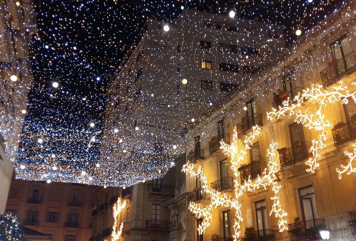 salernoluci's tweet photo. Si è conclusa l'#inaugurazione sotto il #cielo stellato di piazza Flavio Gioia. 
Che questa XI edizione abbia inizio!
#salerno #lucidartista https://t.co/tKvuIREPD4