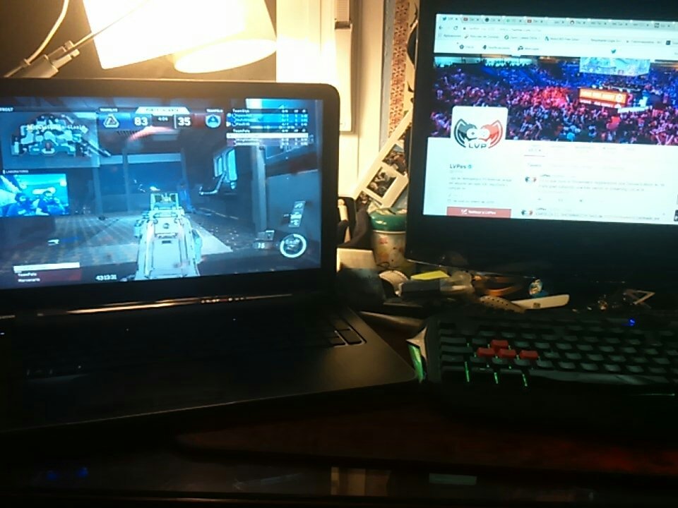 dalvar365's tweet photo. Pues aquí a doble pantalla, que lo unico que me falta es tener el juego para poder darle bien fuerte al vicio #infiniteweekend @LVPes https://t.co/3FFt0DiLlo