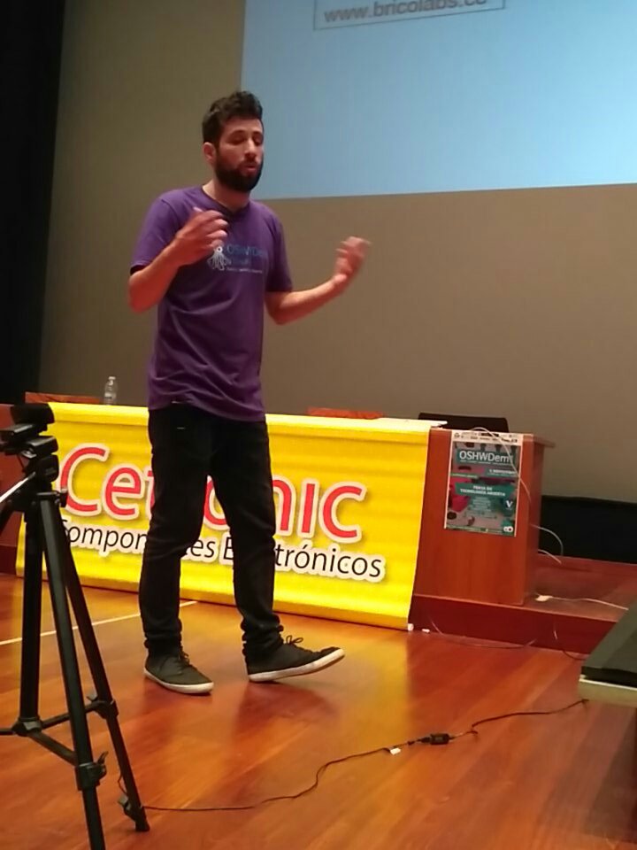 Guillermofersan's tweet photo. Interesante charla por @quicoprol #Wikidata #WikiObject #OSHWDem16 https://t.co/ZAJOb0McAi