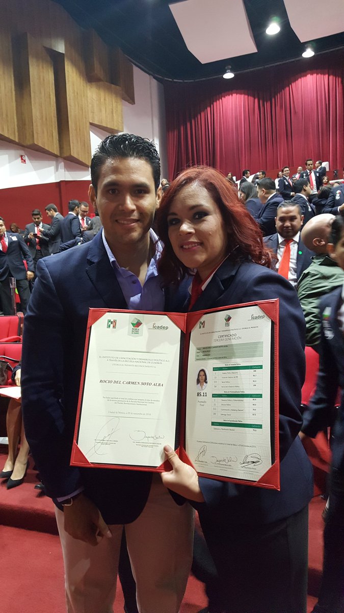 alba_soto18's tweet photo. Gracias a mi Líder @betoescamilla3 por tu apoyo y respaldo. #Graduacion3GENC @LauraElena_srg @gdeloya @CarolinaMonroy_ https://t.co/vsHZ6dnjAK