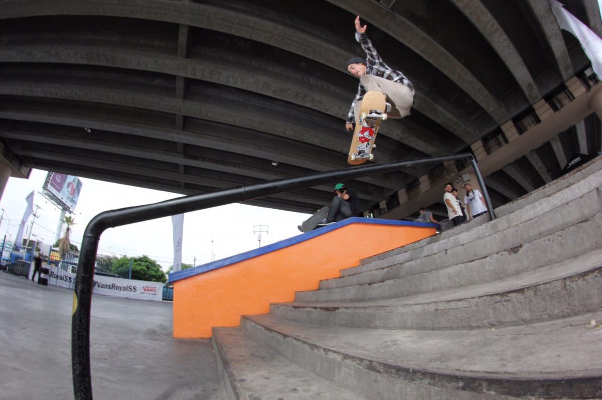 vans_mx's tweet photo. Puro truco bien amarrado y calado por parte de los skater regios. Se viene el penúltimo heat antes de la ronda de eliminación. #VansRoyalSS https://t.co/2HuDdkTOnI