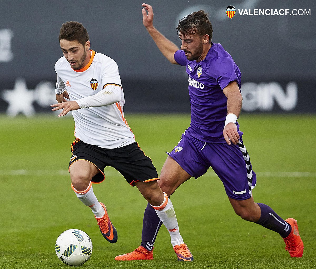 📸🗒 El #VCFmestalla empata en el descuento con mucha polémica (2-2) 👉
bit.ly/CronicaVCFmest…