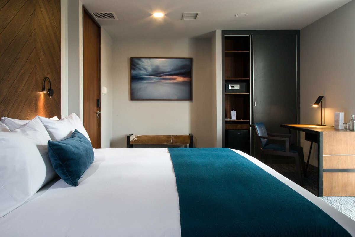 AtixHotel's tweet photo. Ninguna de nuestras 53 habitaciones es igual! Colección privada de arte creación de Gaston Ugalde. Haga su reserva: https://t.co/xV128mEbm2 https://t.co/kO2sAheL5L