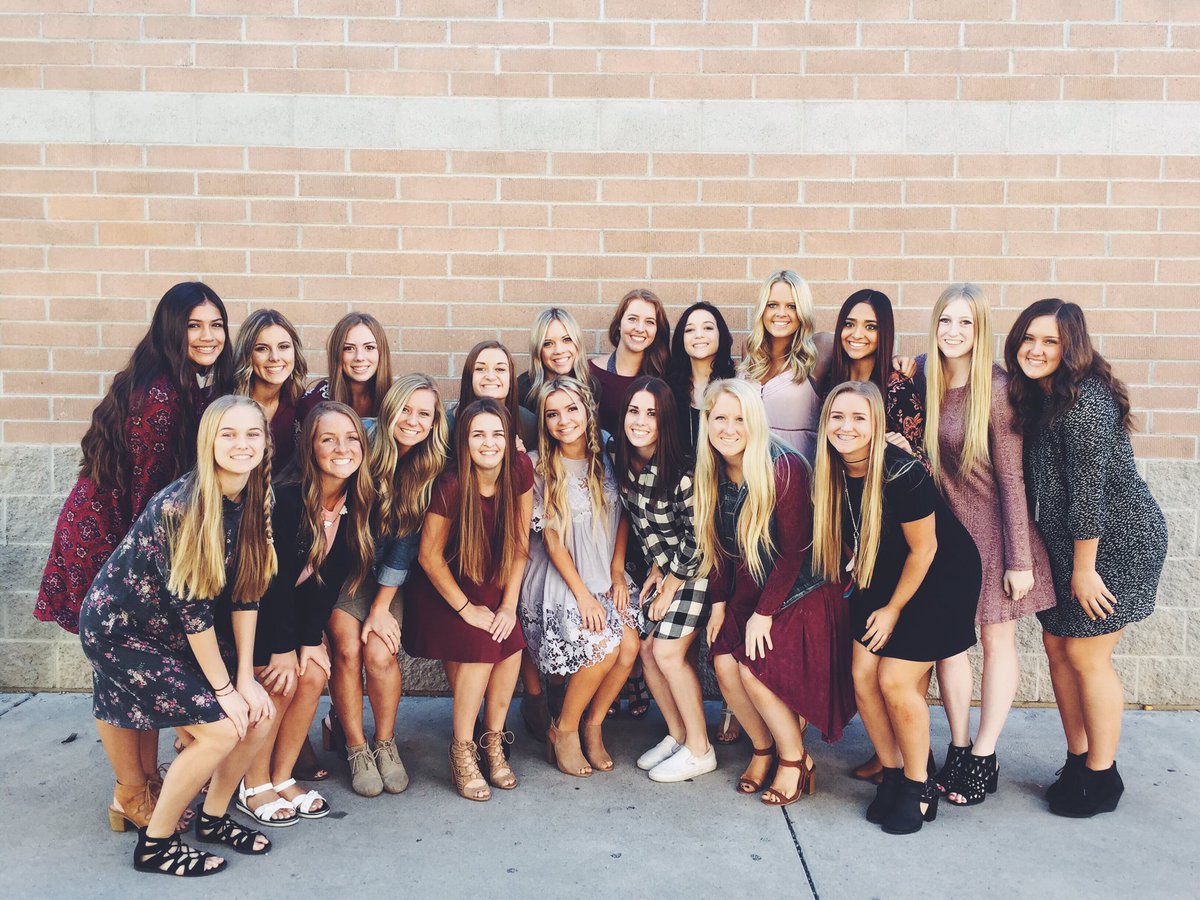 highland__cheer's tweet image. It's COMP DAY!! Come to deer valley high school and watch us at 3:15💙💙