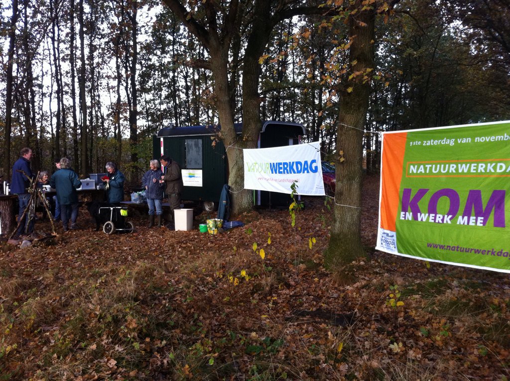 AlexKruizinga's tweet photo. Vanmorgen meegeholpen met #Natuurwerkdag van #LandschapsBeheerDrenthe in #Eesergroen Natuurlijk!!! https://t.co/jMCZCsuFdL