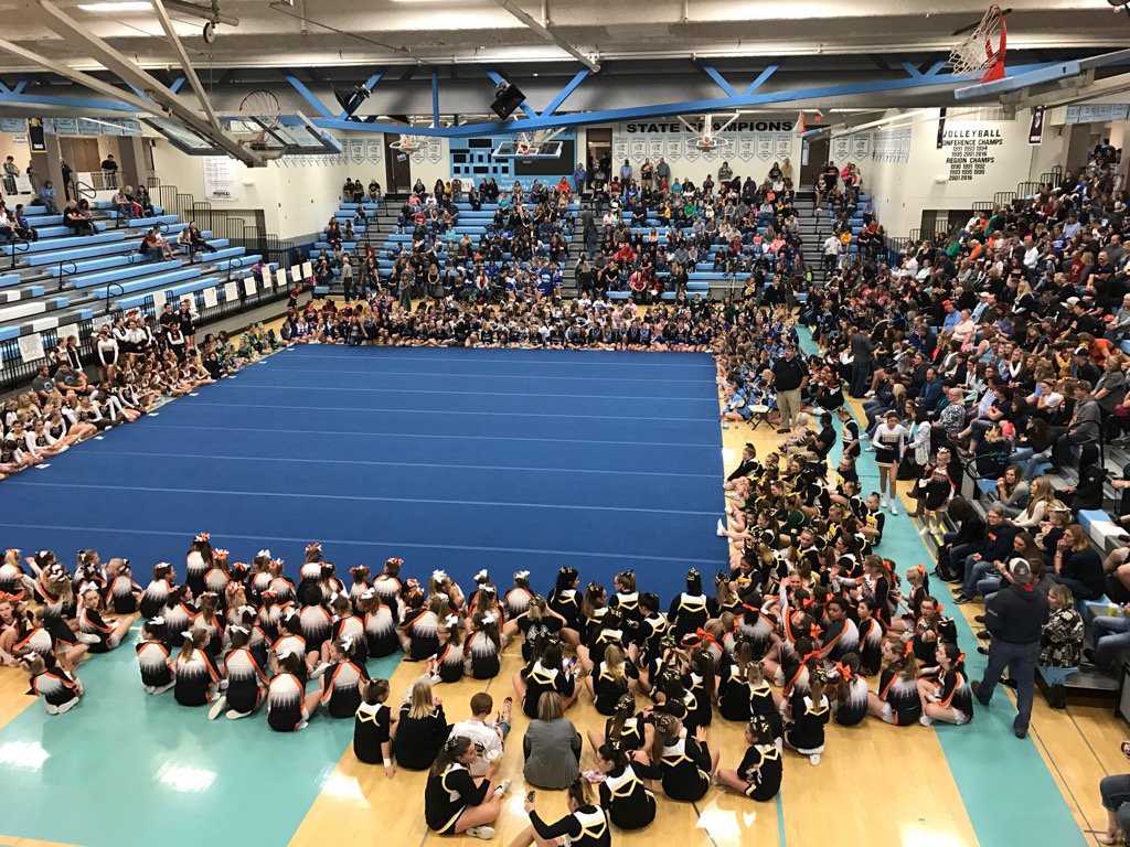 jaysenanderson's tweet photo. Never seen so many cheerleaders in one place at one time #welcometojefferson https://t.co/mPpvlCNOov