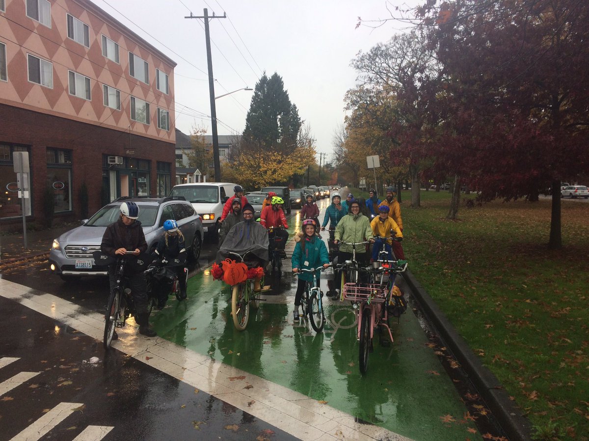familyride's tweet image. 25 (!!) Kidical Massers enjoying the refreshing rain to Celebrate Roosevelt! #SEAbikes