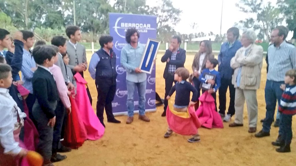 BorriquitaCoria's tweet photo. Entrega a @InfoMorante de un cirio de los que alumbró la primera salida de María Santísima de la Victoria el pasado Domingo de Ramos https://t.co/Ho0czWYXtB