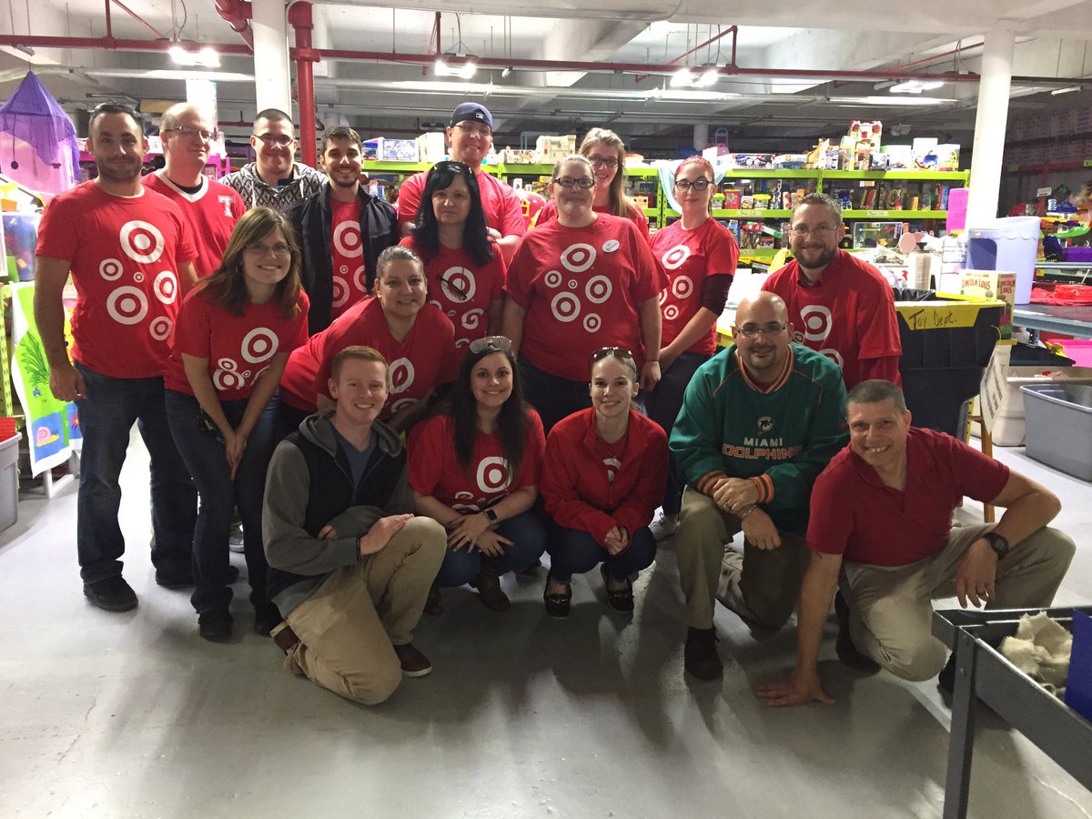 T2167 Leadership Team Volunteering at Gifts to Give! 🎯🎁 #givingback #giftstogive #volunteering <a href="/stl_andy/">Andy Rogers</a>