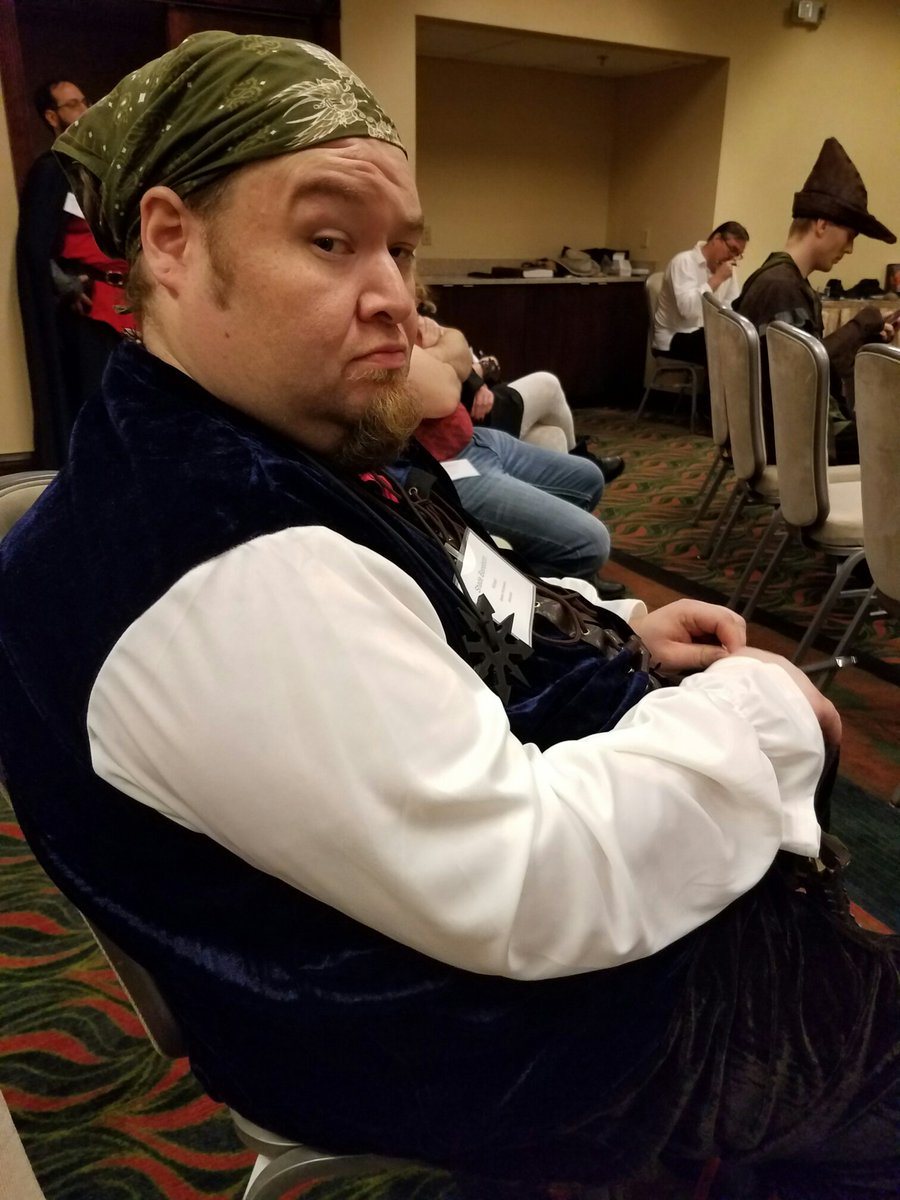 HinseLee's tweet photo. #ShroudoftheAvatar #SOrACon Shade BaneBorn enjoying the con https://t.co/aQbeaC1hTi