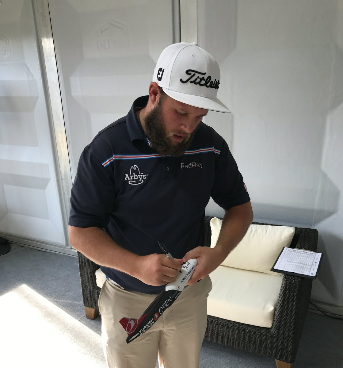 Retweet this to win a #TurkishAirlinesOpen tee marker signed by Beef ✒️✈️