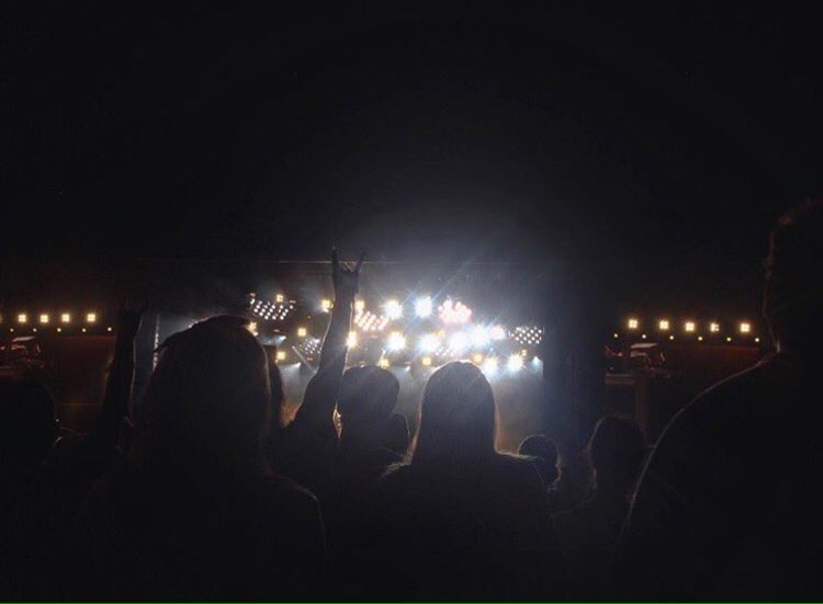 viavalonn's tweet photo. throwback to the greatest day of my life // @gunsnroses you were amazing #NotInThisLifetime https://t.co/nMjJUH4sWJ