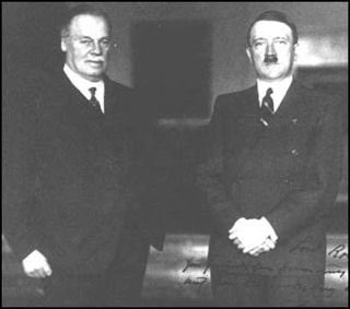 Rachael_Swindon's tweet image. Apparently the owner of The Daily Mail doesn't want this picture of his great grandfather shared all over Twitter. Can't think why though.
