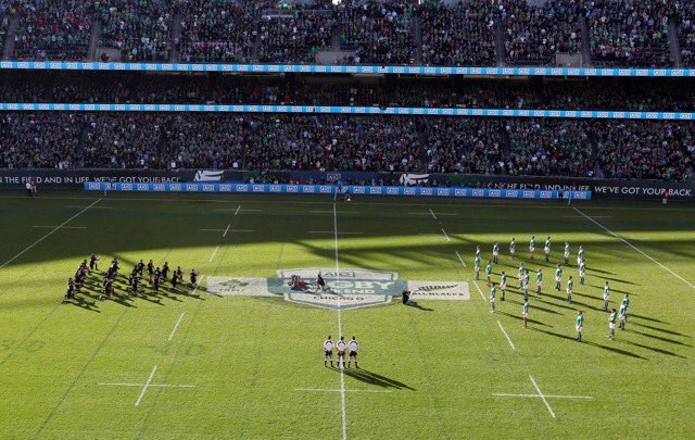 Ireland form figure 8 in memory of Axel Foley as they face the haka #TeamOfUs #shouldertoshoulder
