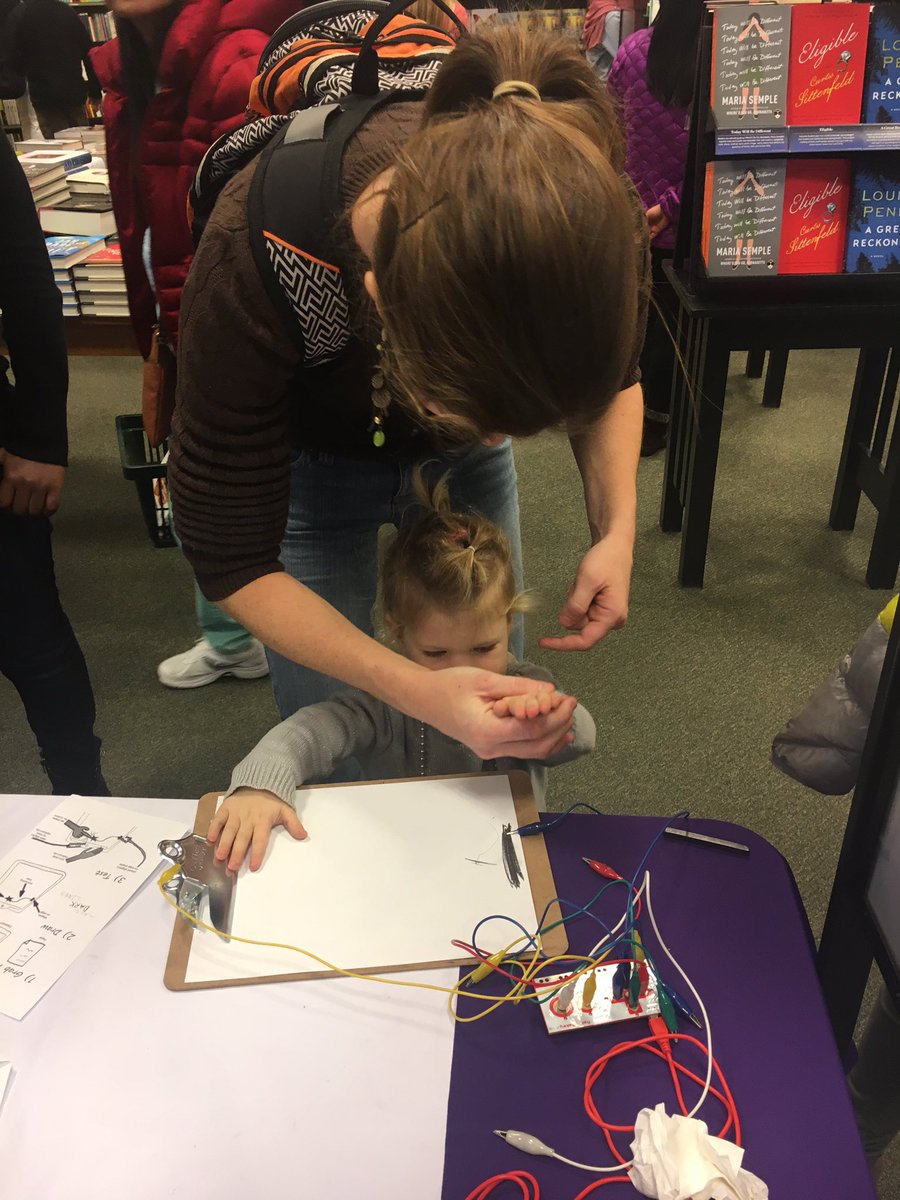 CuriousAlishaCo's tweet image. Our youngest maker trying #startmaking MakeItSing activity. Her curious eyes and enthusiasm totally made my day! @BNBostonPru #BNMake2016
