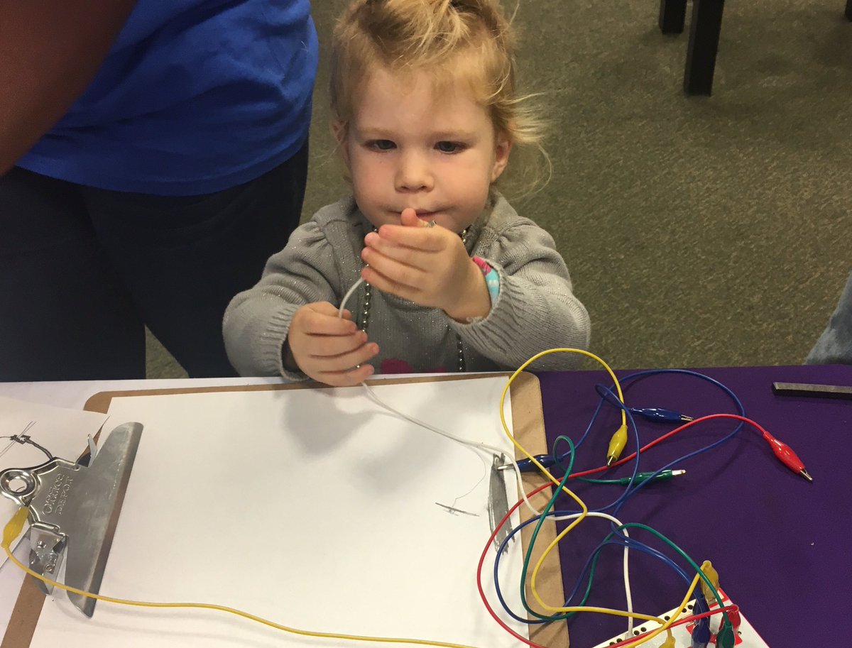 CuriousAlishaCo's tweet image. Our youngest maker trying #startmaking MakeItSing activity. Her curious eyes and enthusiasm totally made my day! @BNBostonPru #BNMake2016