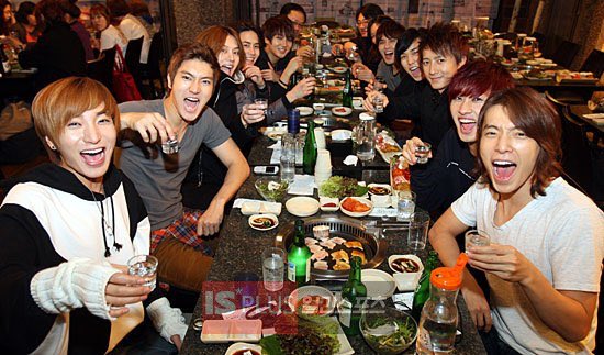 littlestar1208's tweet photo. Super Junior aren't just group members they're friends! they're family 💙❤️ #11YearsWithSuperJunior https://t.co/yeRaaRMt9U