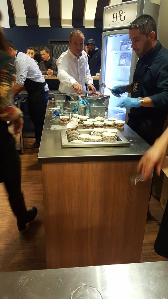 SportBuzzBizz's tweet photo. Succès pour "Histoires De Glaces" au Salon des Lumières @ParcOL #OLSCB #experienceVIP # icecream @ol #OL #fanexperience https://t.co/TpZmsT3tE0