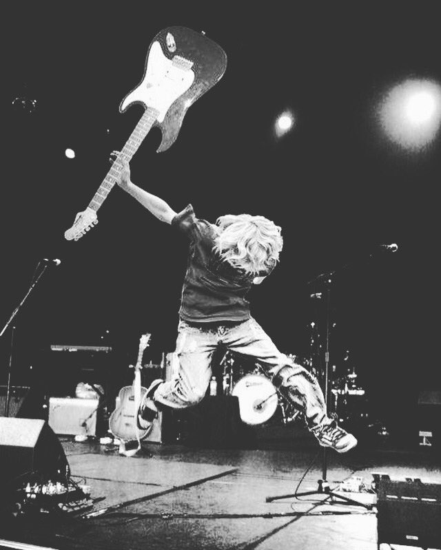 ProMaster_HD's tweet image. This Week in Music History: On October 30, 1988 Kurt Cobain smashed his very first guitar on stage.