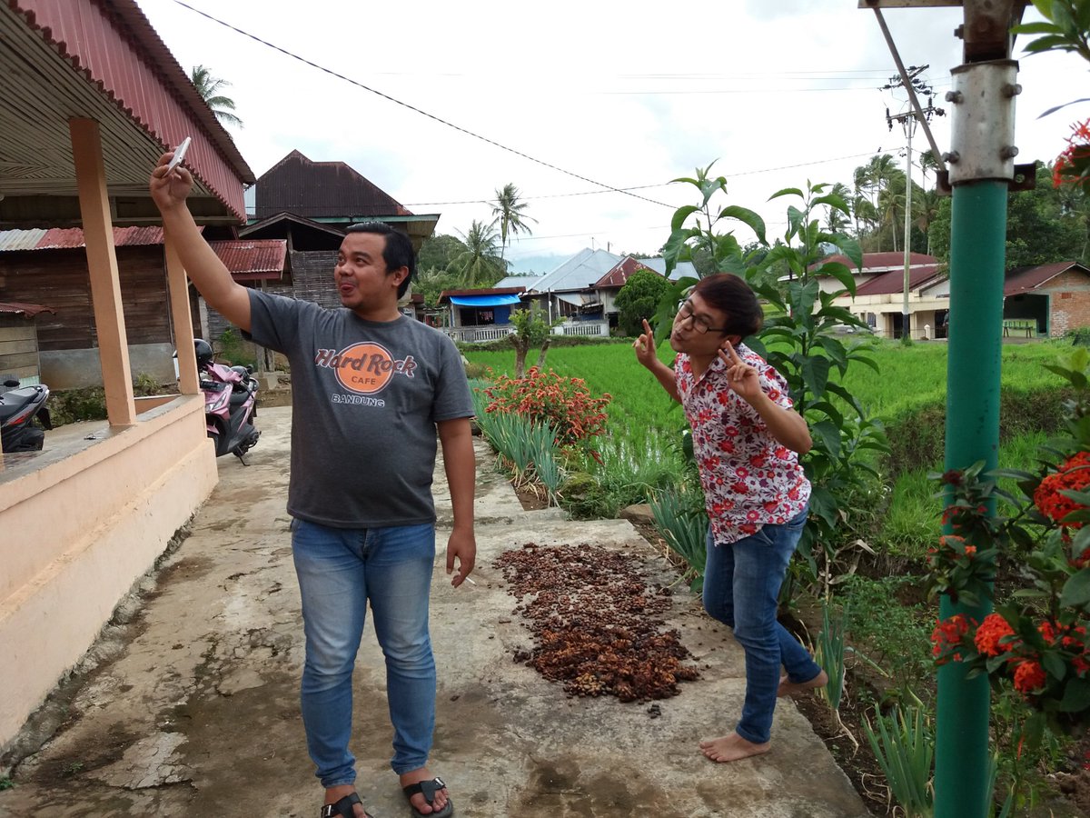 Tukang poto kena foto ... 
Narsis euiii ..
Awas jatohhh ...
@prampermana986 
<a href="/AdraAkbar/">Adra Akbar</a> 
#ladanglaweh