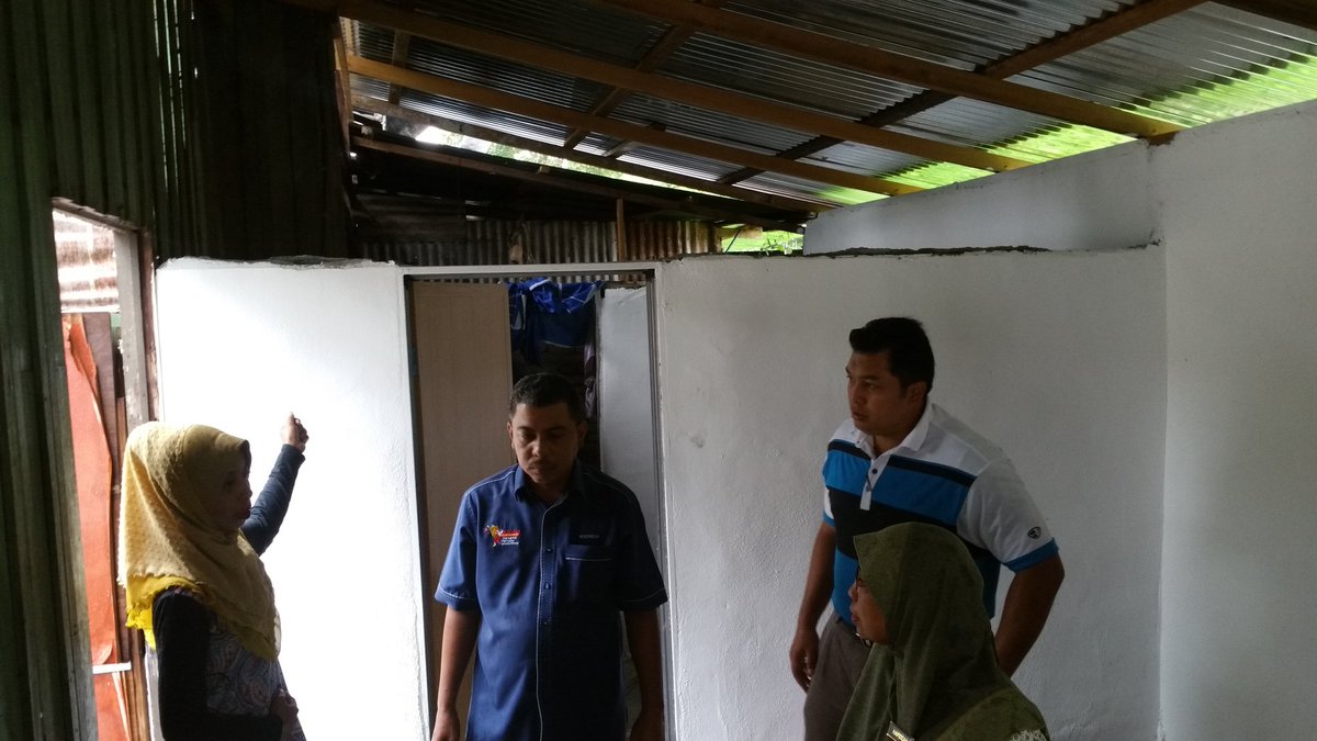 kpkt_gov's tweet image. Lawat, penerima bantuan Program Baikpulih Rumah Daif di Bandar di Langkawi. Misi YBM @nohomar bantu rakyat miskin di bandar. #TSNOCares