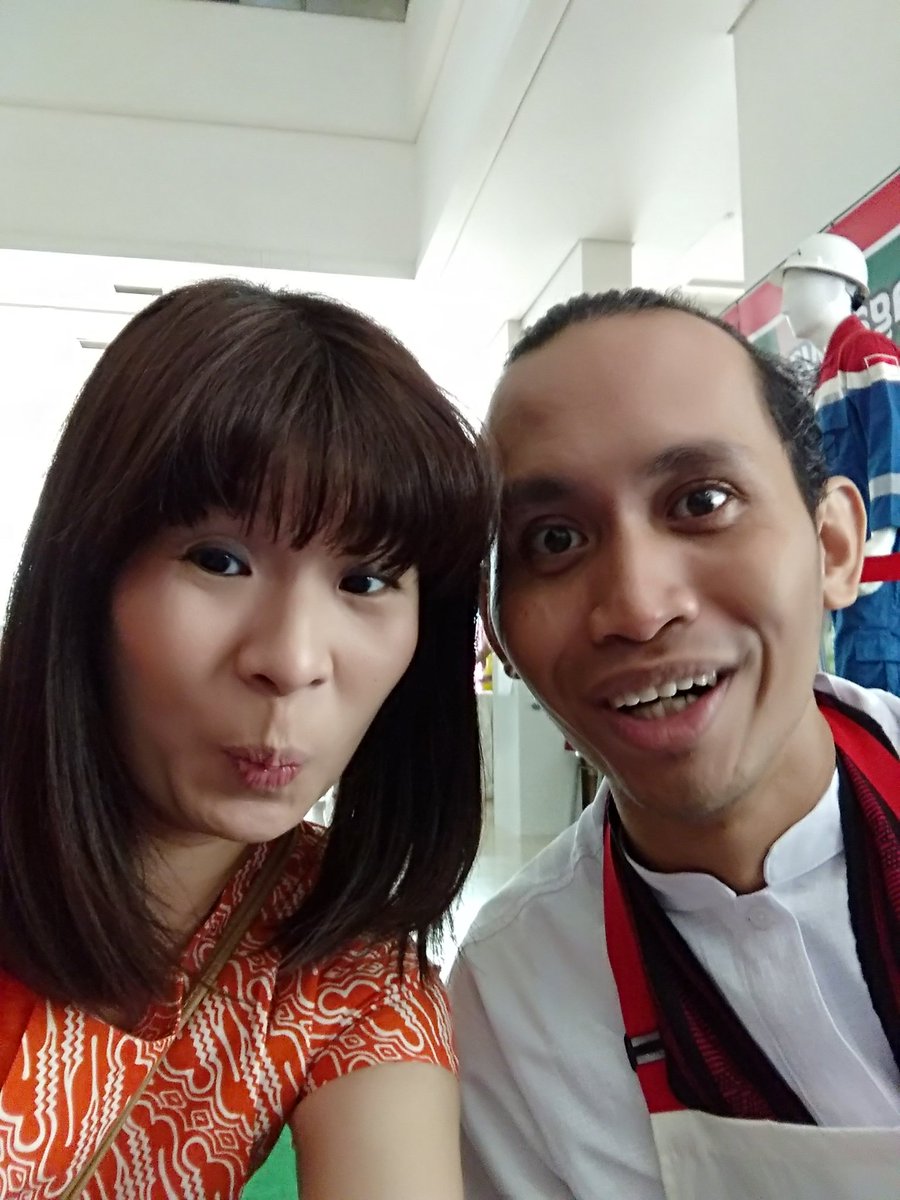 diebachtiar's tweet photo. With Kak Aio @ayodongeng_ind @aiodongeng di acara #FDII2016 #IISF2016. Sukses terus ya kak menginspirasi dongeng ke anak-anak Indonesia. https://t.co/Clm8eCfRCf