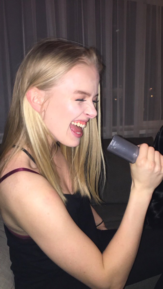 Jibbijei! Er svo glöð að Esther valdi liðið mitt #voiceice #teamharpa