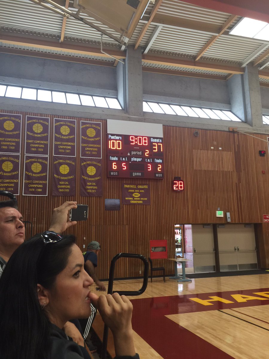 momsnrse's tweet photo. Tweeting from the gym #hartnellmenshoops https://t.co/v5qkhP2AM8