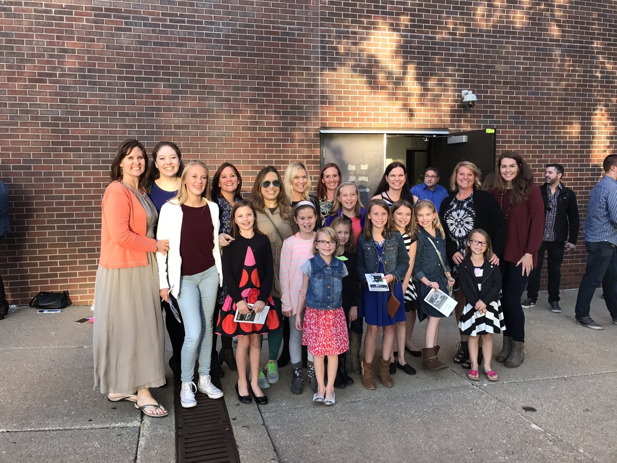 mrs_pauley's tweet photo. We had the most amazing time seeing #wicked!  Thank you @JessicaVosk for being so amazing to our girls! https://t.co/iwrqgzonrg