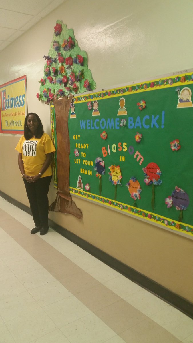Lakeview_Elem's tweet photo. Congratulations to Dale Robinson,  Lakeview Elementary Rookie Teacher of the Year. https://t.co/ZEGy73BlBV