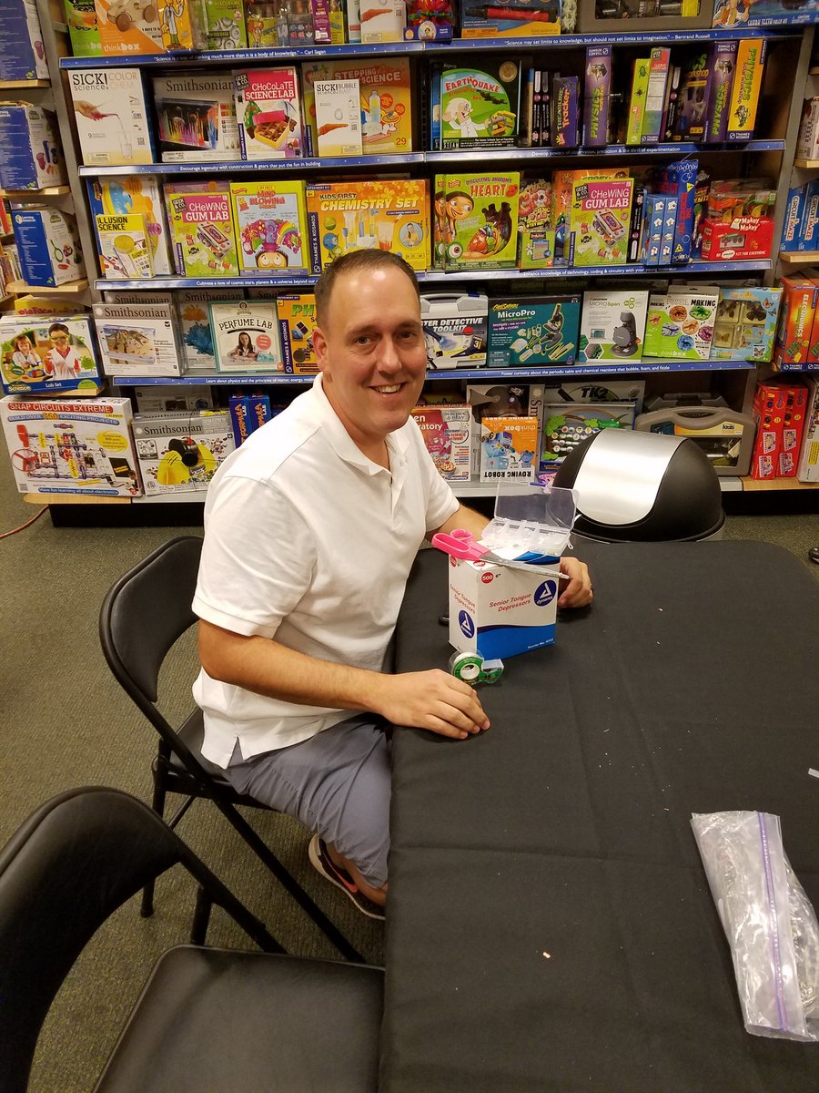 MsB_ChangeLives's tweet photo. With @sparkyr25 at Barnes &amp; Nobles. https://t.co/VGNQ1V53fA