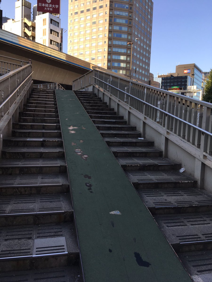 ALL_TOHO's tweet photo. 🚃アクセス情報その3🚃
良いお天気です☀️セルリアンタワーが朝日に輝いています✨✨渋谷に歩道橋はいくつかありますが、この緑のスロープがある歩道橋ですよ🎵車寄せから入ってオフィス玄関を通り越した奥が宴会場玄関です❗️
🚃銀座線本気で止まって���すよ❗️笑 https://t.co/VaiyyMen3e
