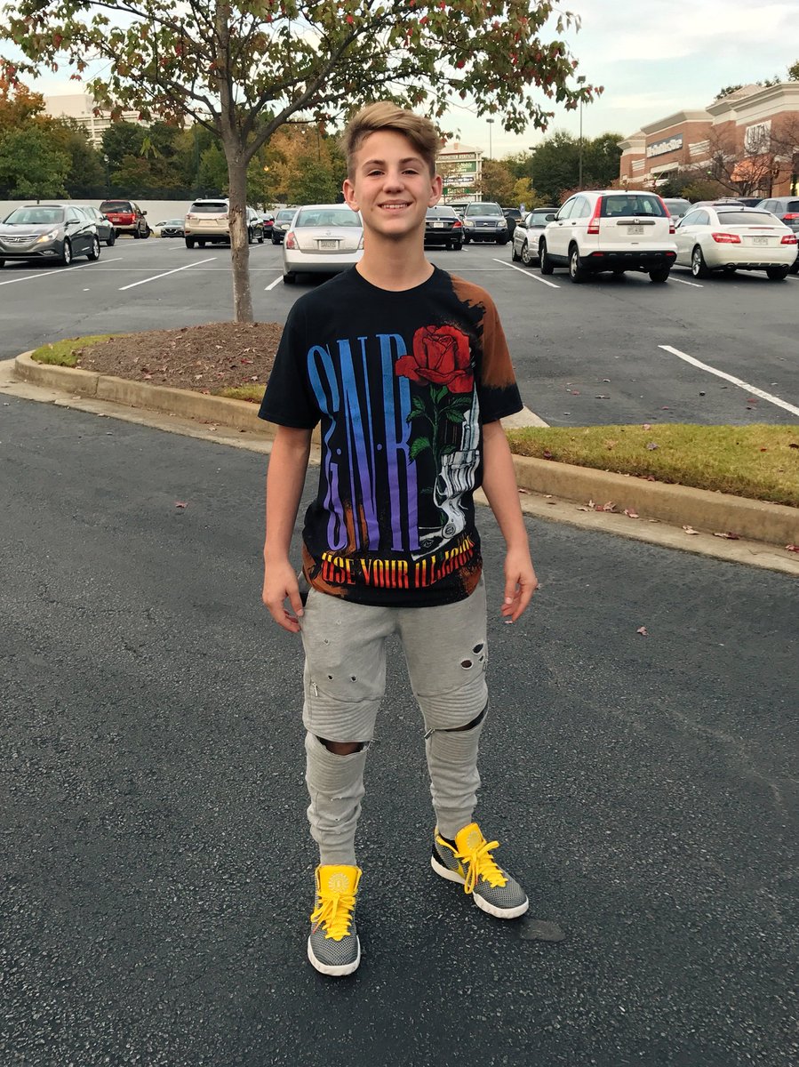 MattyBRaps's tweet photo. Family dinner time https://t.co/OWKASa2d5S