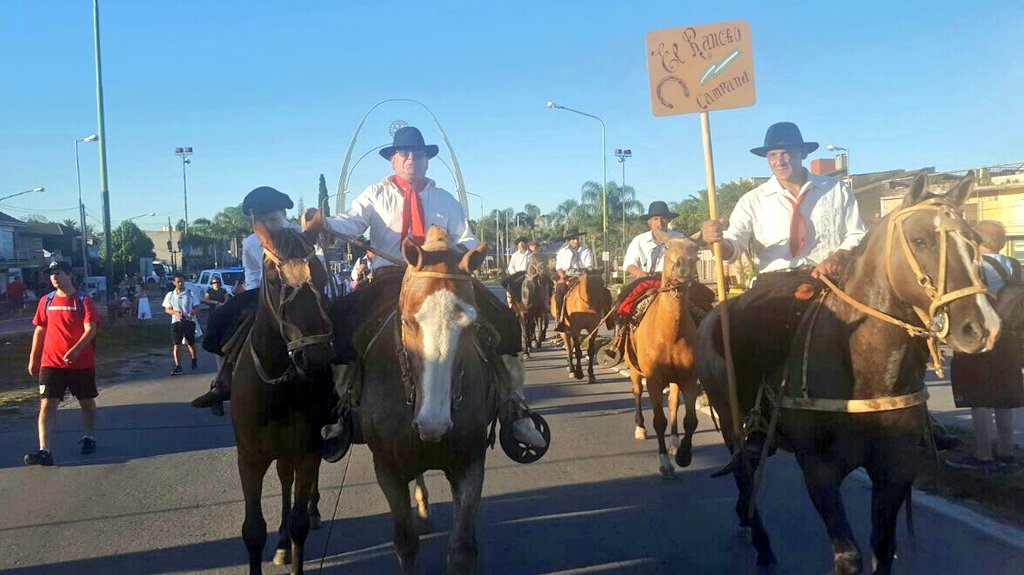 dantrila's tweet photo. #Dato. Gran concurrencia saliendo de Campana por Av Rivadavia para unirse en la rotonda con el grupo de Zárate, peregrinación #lujan2016 https://t.co/5AW6qWSvLM