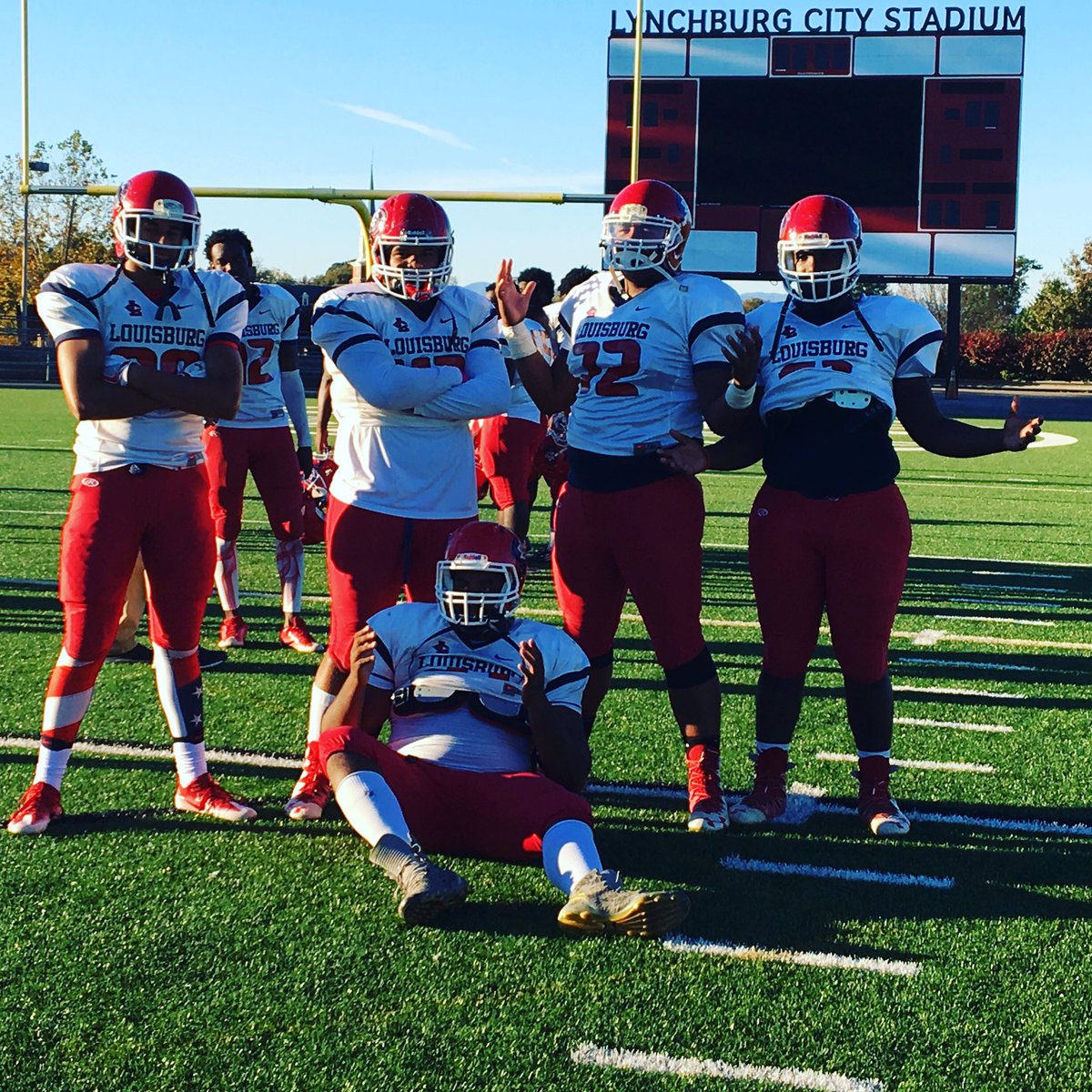 Stout_jh's tweet photo. Great season with the fam 💯 #undefeated https://t.co/tUBEtOLRr7