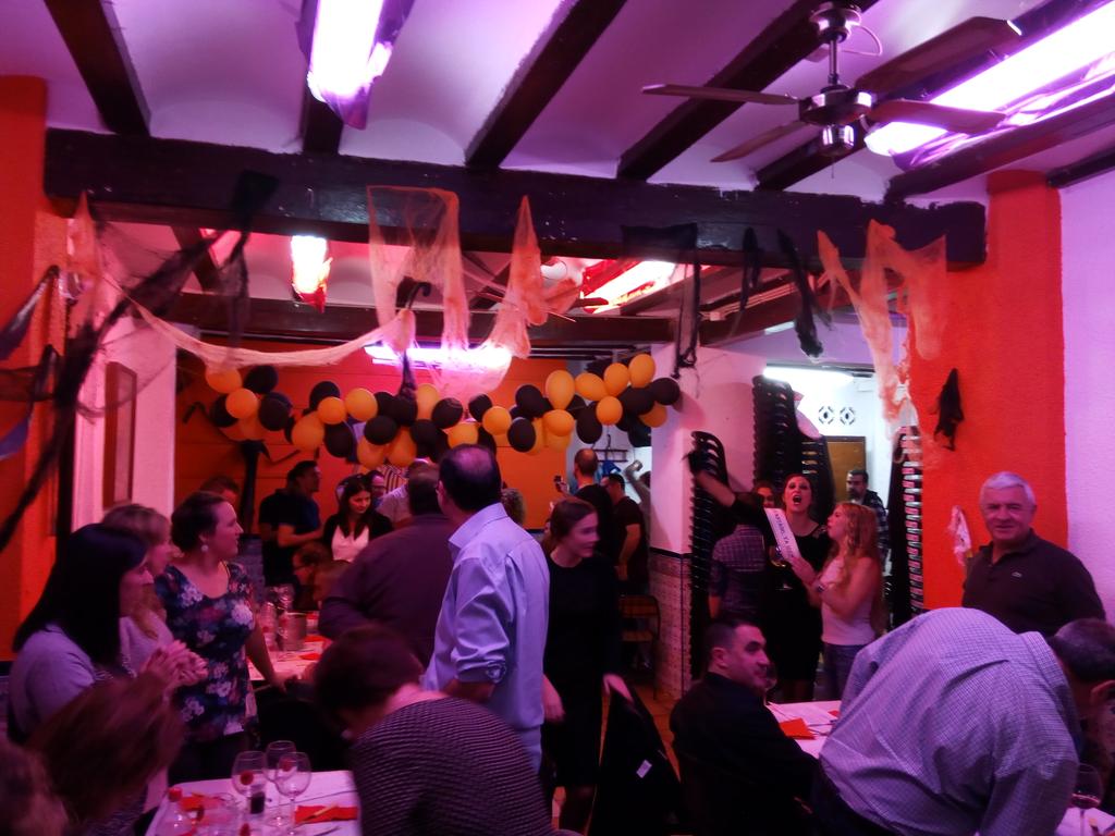 TautFalla's tweet image. Ballant i gaudint a la cata de vi. #CaTaüt #EstoyBailando