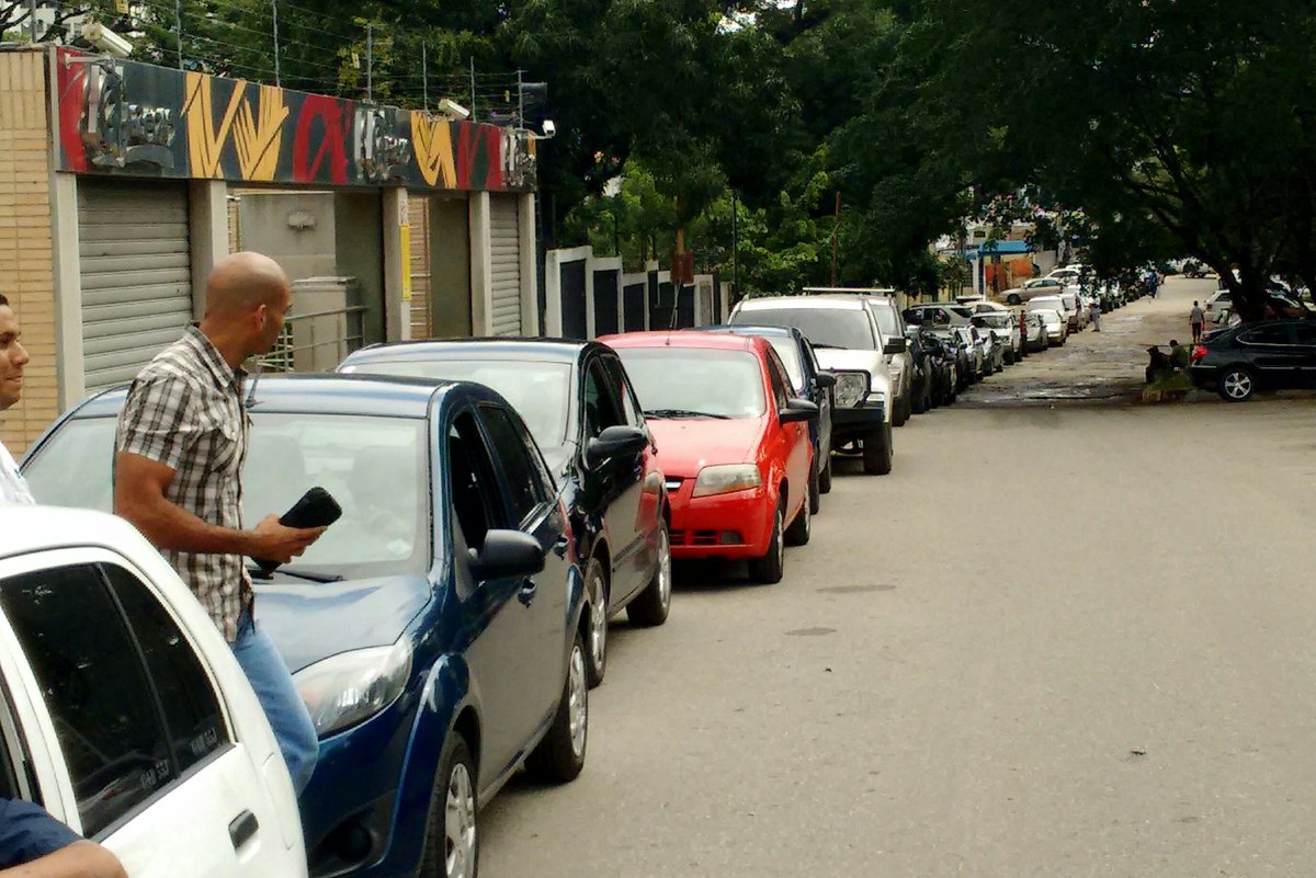 ENZOSCARANO's tweet photo. Gobernador @AmeliachPSUV los carabobeños exigimos respuestas por la falta de combustible que ha creado infinitas colas en las E/S https://t.co/3Bm9F7p6Jg